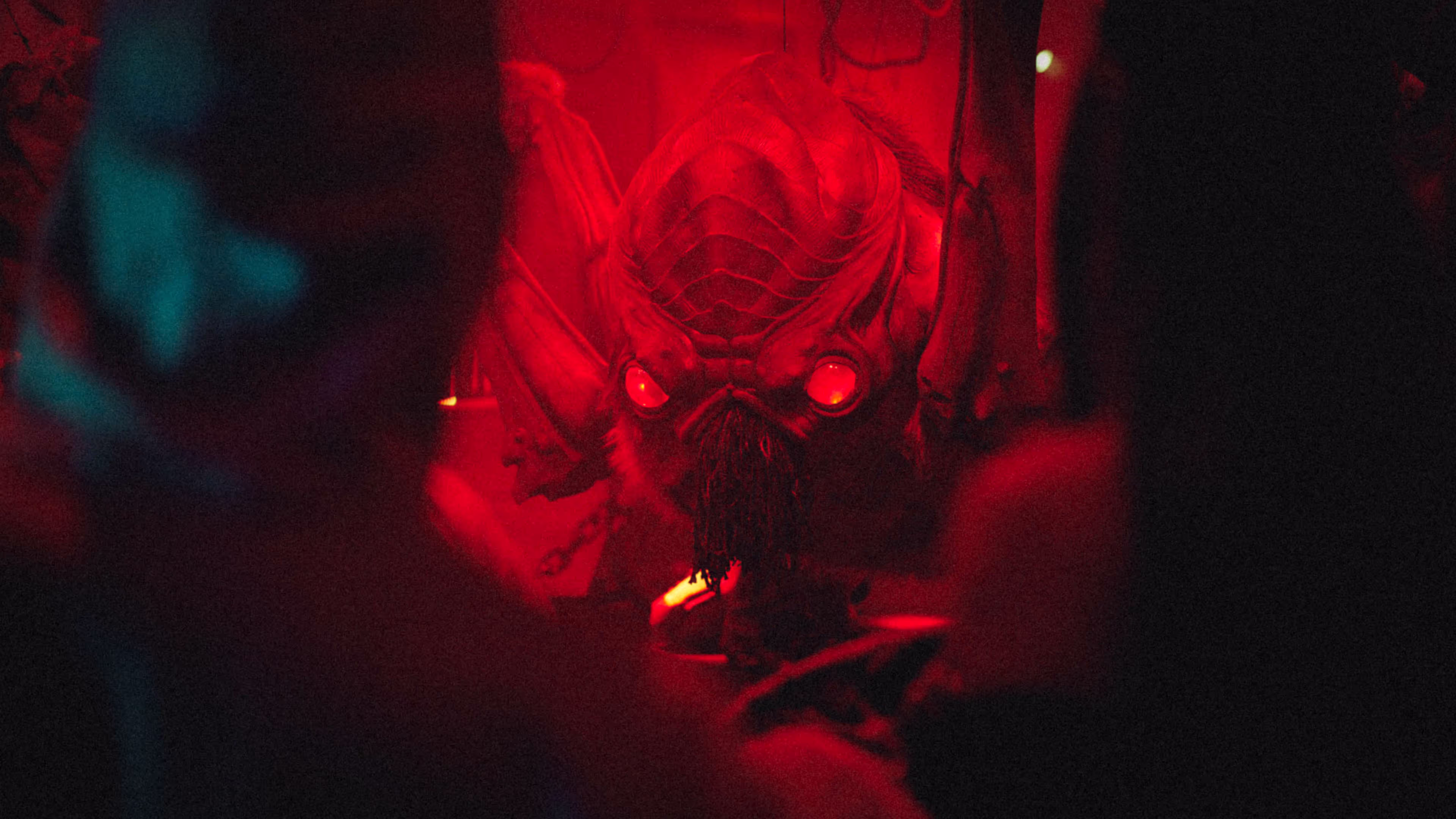 alien queen attacking humans