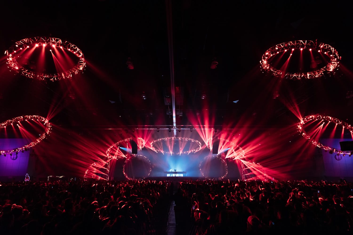 The Chainsmokers NYE stage ring lights